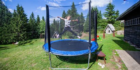 deti sa hrajú na trampolíne a hojdačke v záhrade