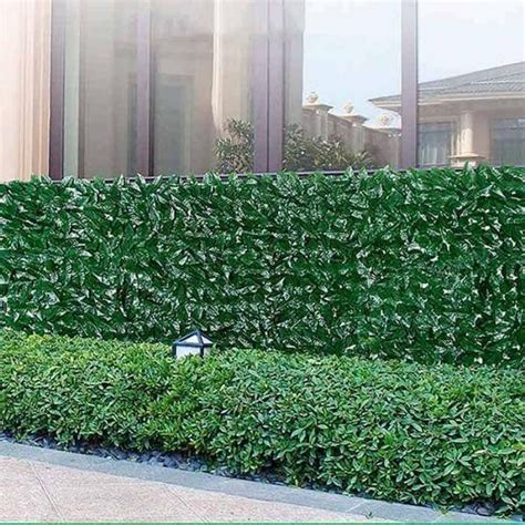 Detailná fotografia umelej girlandy brečtanu so zelenými listami