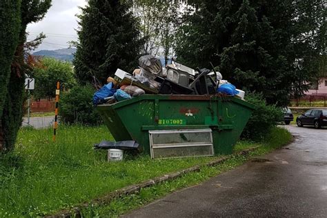 Ilustračné foto: zber machu s malými nožničkami