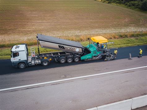 Ilustračná schéma asfaltovej emulzie s kvapôčkami asfaltu vo vode