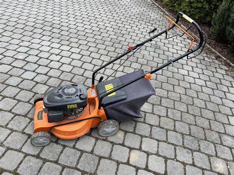 Detailný pohľad na rotačnú kosačku Patriot LM 40 PSP v záhradnom prostredí