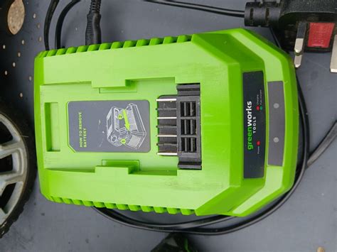 Schéma akumulátorovej kosačky Greenworks G40LM35 s označením centrálneho nastavenia výšky, koša a batériového priestoru