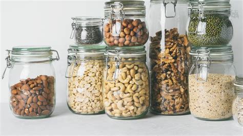 Ilustrácia rôznych typov nádob na skladovanie orechov