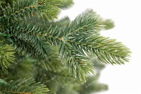 Detail 3D ihličia umelého vianočného stromčeka s farebnými prechodmi