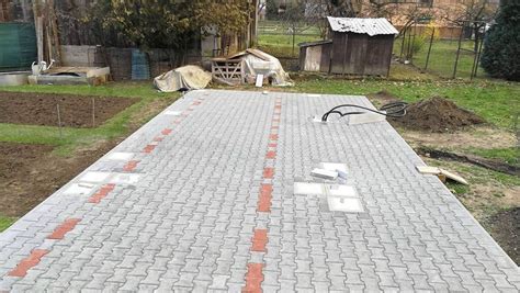 Detaily zaťahovacej siete s reťazou a betónovými blokmi na zaťaženie