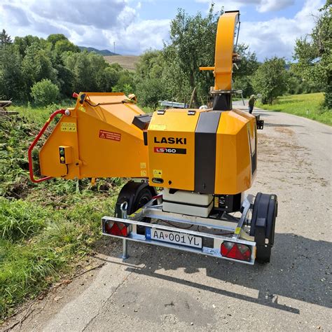 Ilustračná schéma porovnávajúca drvinu z drviča a štiepku zo štiepkovača