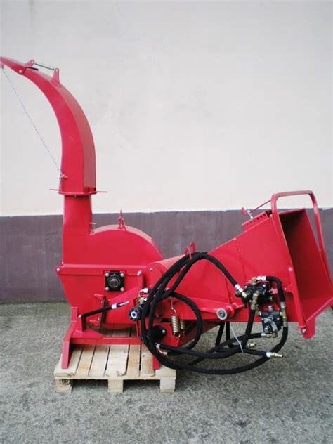 Fotografia drviča konárov pripojeného k traktoru