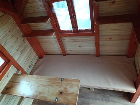 Interiér záhradného domčeka slúžiaci ako relaxačná zóna