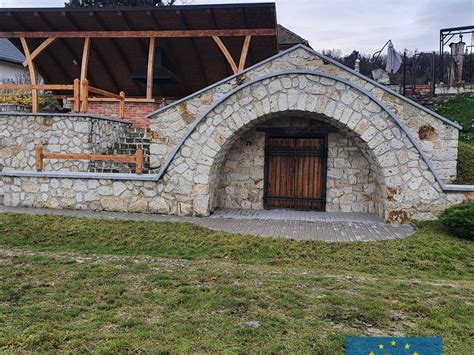 Záber do tradičnej tokajskej tufovej pivnice s dubovými sudmi