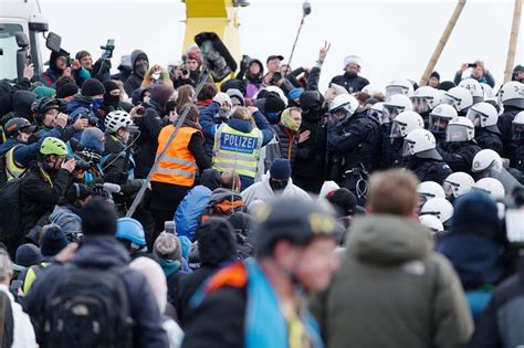 Fotografia protestu v osade Lützerath, kde polícia obkľúčila aktivistov vrátane Grety Thunberg