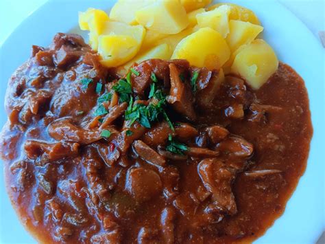 fotografia hotového jedla z hlivy ustricovej, napríklad guláš alebo rezeň