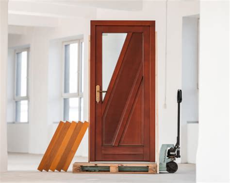 Infografika porovnávajúca tepelnú izoláciu plastových, hliníkových a drevených dverí