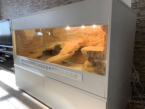 Vnútorné vybavenie terária pre plcha s prvkami na šplhanie a úkrytmi