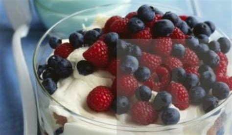 Misky s hmyzom a ovocím pre plcha