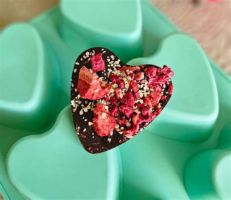 Detailný záber na previsnuté súkvetia srdcovky nádhernej v tvare srdiečok