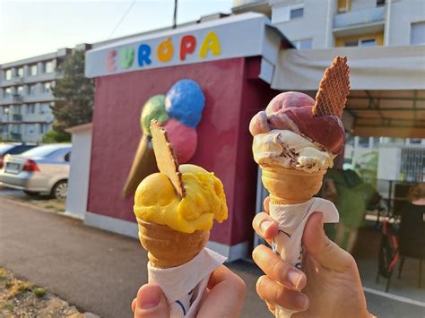 Ilustrácia testu vlhkosti kompostu stlačením v ruke