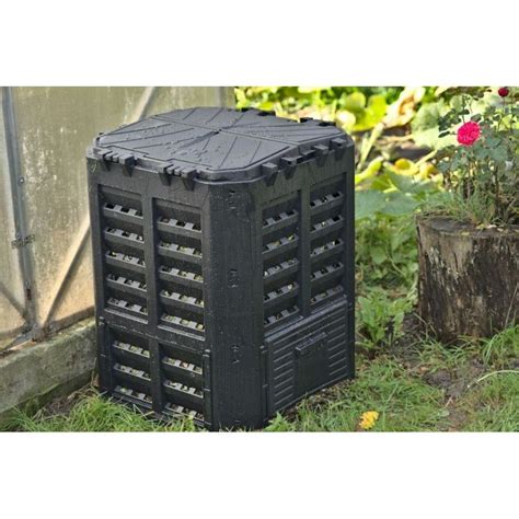 Rôzne typy kompostérov: hrobľa, drevený box, plastový kompostér