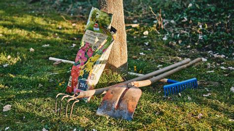 Portrét Patrície Černákovej pri práci v prírodnej záhrade