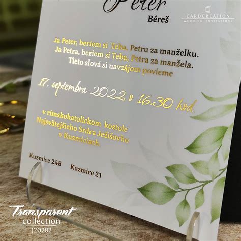 Detail textúrovaného papiera svadobného oznámenia so zlatou fóliou.