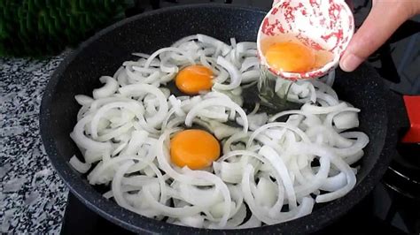 Zátišie s čerstvými vajíčkami a ingredienciami na prípravu domácej omelety