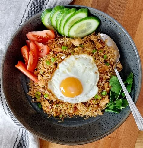 Tradičné podávanie Nasi Goreng s kúskami omelety na vrchole