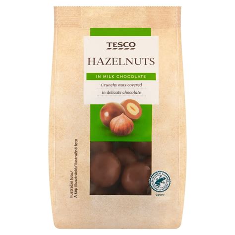 Detail lieskových orieškov na konári.