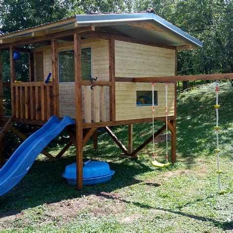 Ilustračná fotografia rôznych typov detských záhradných domčekov (drevené, plastové, s prvkami ako šmýkačka a pieskovisko)