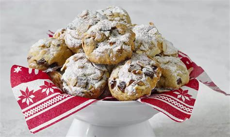 Schéma využitia kandizovanej kôry v rôznych druhoch pečiva, ako sú vianočky, štóly, muffiny a vianočné cukrovinky.