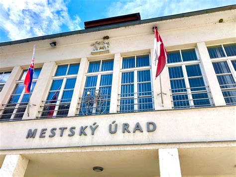 Schéma kolobehu živín v záhrade: od zberu biologického odpadu cez kompostovanie až po aplikáciu ku koreňom rastlín.