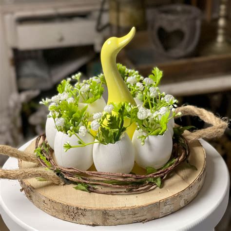 aranžmán jahôd a hrozna na servírovacom podnose s mätou a jedlými kvetmi