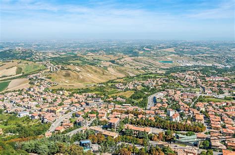 Panoramatický pohľad na rozkvitnutú alebo plne zarodenú oranžovú plantáž rakytníka v Tvrdošovciach s pozadím juhoslovanskej nížiny