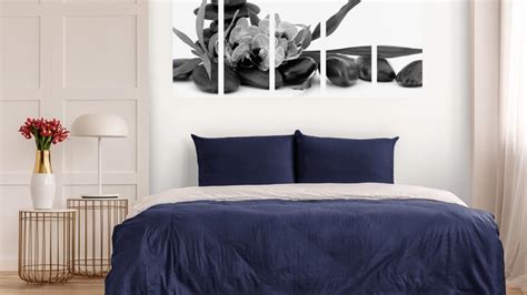 Galéria hotových obrázkov vytvorených pieskovaním, zarámovaných ako štýlové bytové doplnky.