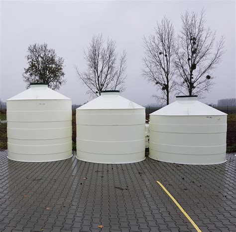 Rôzne typy nádrží na dažďovú vodu: plastové sudy, podzemné nádrže, oceľové cisterny.