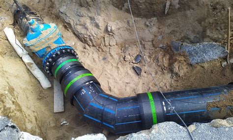 Detail spojenia dvoch PE potrubí pomocou kompresných tvaroviek.