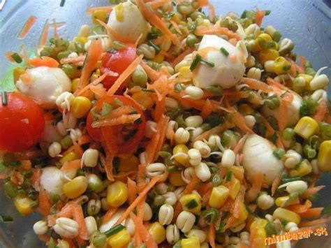 Fotografia šalátu s mungo klíčkami