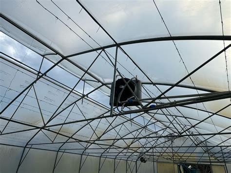 Ilustračná fotografia moderného skleníka s detailom na technické vybavenie