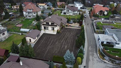 Vizualizácia problémov spojených s nerovným terénom záhrady a výhod rovného povrchu.