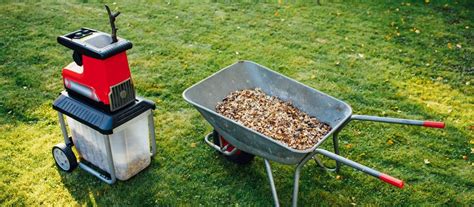 Záber na modernú záhradnú techniku pripravenú na prenájom - vertikutátory, krovinorezy a drviče konárov.