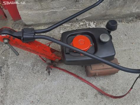 Schéma benzínového drviča s vyznačenými dvoma vkladacími otvormi a motorovou jednotkou