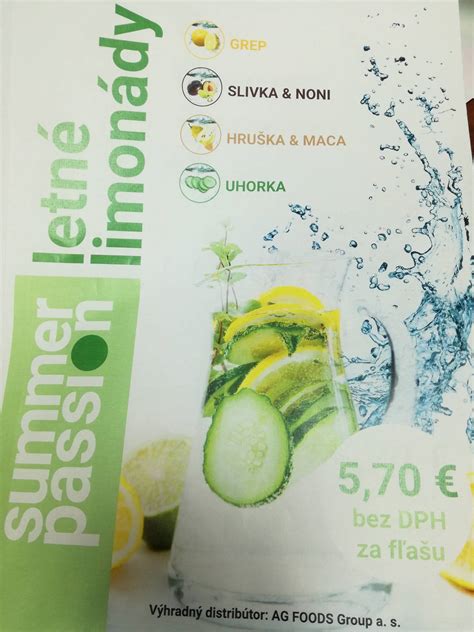 Zložky na prípravu sviežej hroznovej limonády: čerstvé hrozno, mäta, ľad, cukor, voda