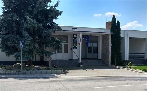 Fotografia výkonnej lesnej frézy pri čistení zanedbaného pozemku v Medveďove