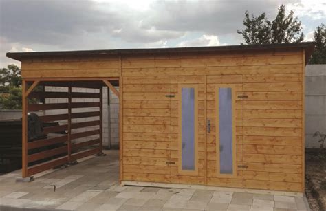 Záhradný drevený domček SHANON s terasou v upravenej záhrade