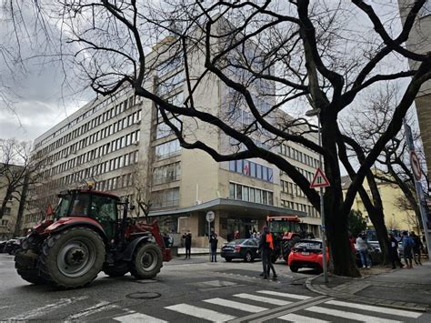 Záber na hnoj vysypaný pred budovou ministerstva pôdohospodárstva ako prejav protestu farmárov.