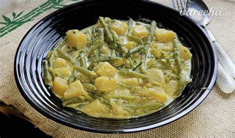 Misky s krémovou polievkou zo zelenej časti póru