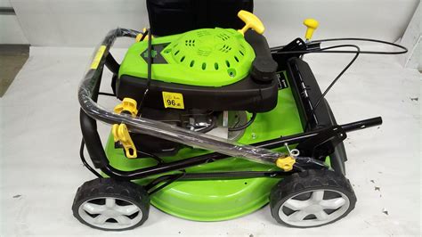 Detailný záber na konštrukciu a ovládacie prvky benzínovej kosačky Fieldmann FZR 4608-B