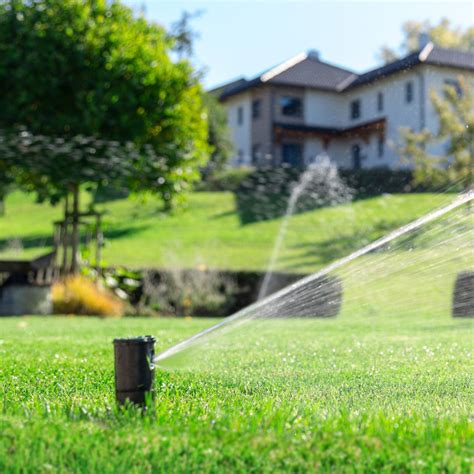 Rôzne typy postrekovačov na zavlažovanie trávnika