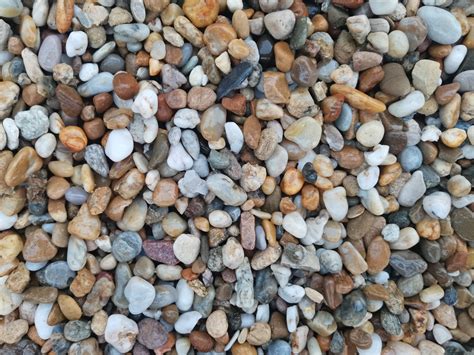 farebný dekoračný štrk na záhradnej ploche