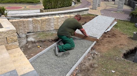 detail štrkového chodníka s rastlinami po stranách