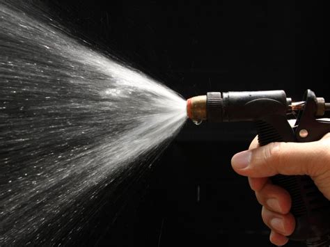 Schéma: Dôležité parametre pri výbere postrekovača (objem, tryska, materiál)